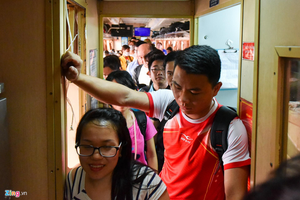 Tàu hỏa, xe khách chật cứng hành khách trở lại thành phố sau nghỉ lễ